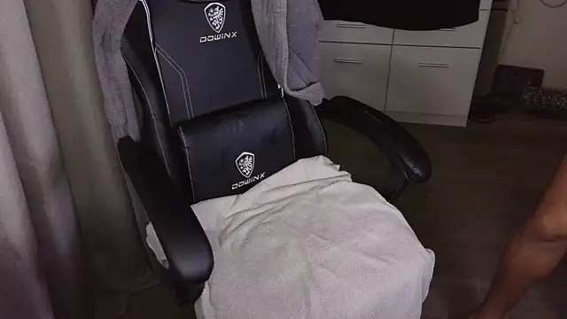 Snapshot of Milo9210 chatting on November 22, 2025, 9:46 pm Milo9210 online show from November 22, 2025, 9:46 pm