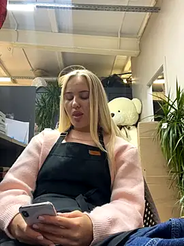 Snapshot of CandyVice chatting on October 8, 2025, 5:35 pm CandyVice online show from October 8, 2025, 5:35 pm