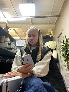 Snapshot of CandyVice chatting on October 10, 2025, 5:14 pm CandyVice online show from October 10, 2025, 5:14 pm