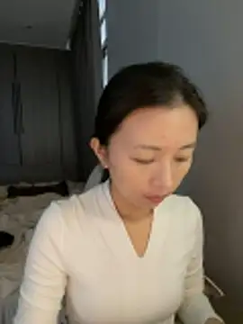 haiyan125216 online show from November 11, 2025, 5:35 am