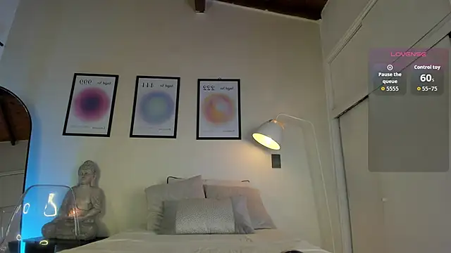 Snapshot of AriaMuse chatting on December 14, 2025, 2:11 pm AriaMuse online show from December 14, 2025, 2:11 pm