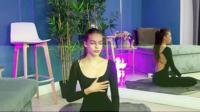 KimmDaviss online show from November 5, 2025, 9:23 am