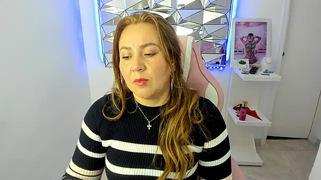 Snapshot of camixxx_m chatting on December 5, 2025, 12:37 pm camixxx m online show from December 5, 2025, 12:37 pm