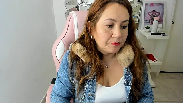 Snapshot of camixxx_m chatting on November 8, 2025, 12:42 pm camixxx m online show from November 8, 2025, 12:42 pm