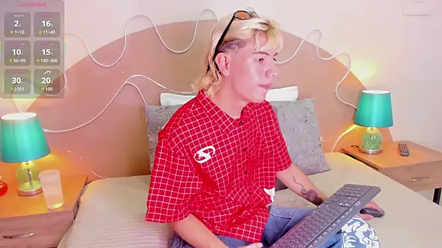 Snapshot of Enrrixxx_ chatting on November 11, 2025, 12:27 am Enrrixxx online show from November 11, 2025, 12:27 am