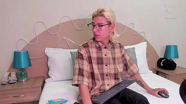 Snapshot of Enrrixxx_ chatting on November 3, 2025, 8:23 pm Enrrixxx online show from November 3, 2025, 8:23 pm