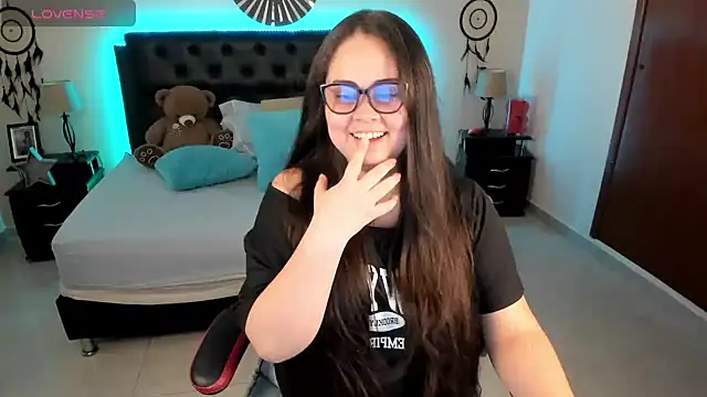 Snapshot of LolaVillalobos chatting on July 6, 2026, 2:35 pm LolaVillalobos online show from July 6, 2026, 2:35 pm