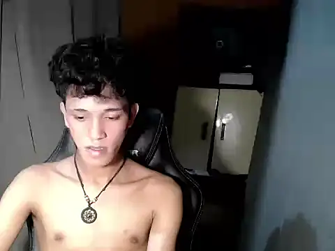 Snapshot of kenbigcockxx chatting on October 26, 2025, 8:04 am kenbigcockxx online show from October 26, 2025, 8:04 am