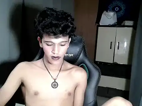 Snapshot of kenbigcockxx chatting on November 10, 2025, 5:18 pm kenbigcockxx online show from November 10, 2025, 5:18 pm