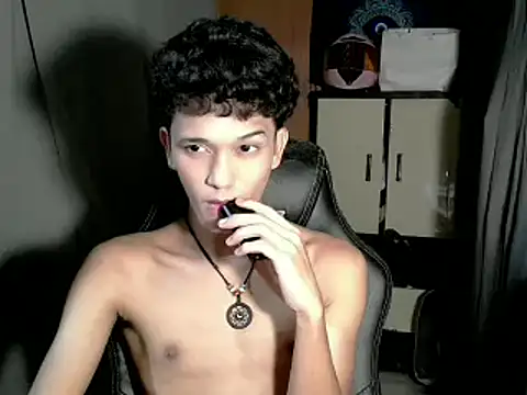 Snapshot of kenbigcockxx chatting on November 23, 2025, 6:29 pm kenbigcockxx online show from November 23, 2025, 6:29 pm