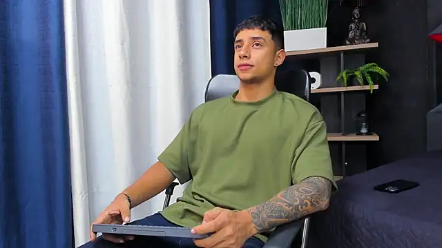 Snapshot of jaze_bradley chatting on December 2, 2025, 11:23 am jaze bradley online show from December 2, 2025, 11:23 am