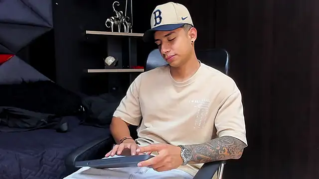 Snapshot of jaze_bradley chatting on December 4, 2025, 11:31 am jaze bradley online show from December 4, 2025, 11:31 am