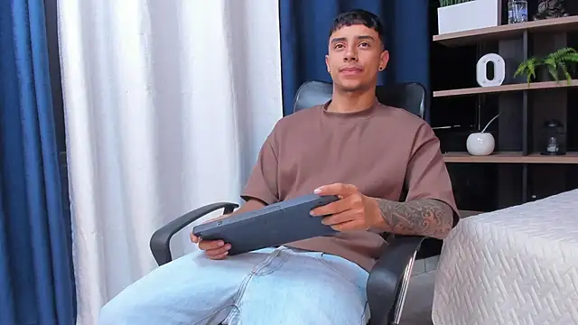 Snapshot of jaze_bradley chatting on November 27, 2025, 11:32 am jaze bradley online show from November 27, 2025, 11:32 am