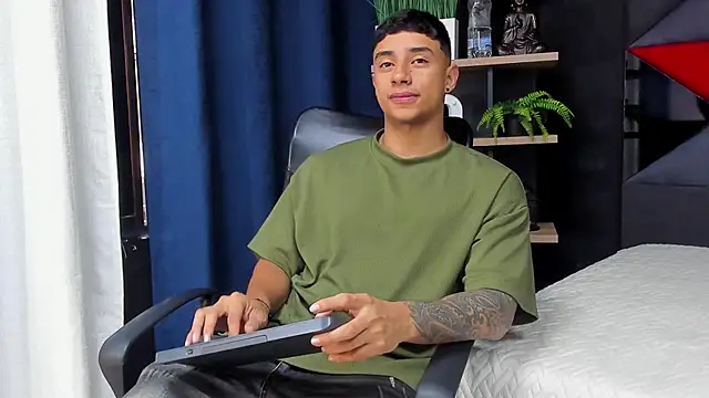 Snapshot of jaze_bradley chatting on November 26, 2025, 11:21 am jaze bradley online show from November 26, 2025, 11:21 am