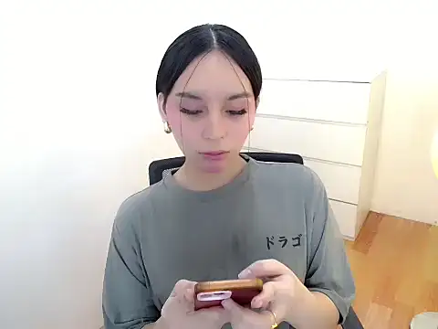 holly tabby online show from September 11, 2025, 8:31 pm