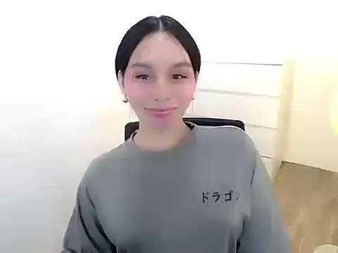 holly tabby online show from September 19, 2025, 8:24 pm