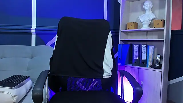 etham wolf  online show from October 9, 2025, 12:06 pm