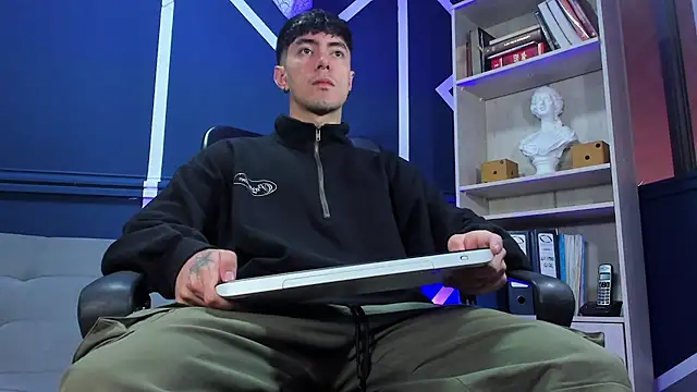 etham wolf  online show from September 22, 2025, 12:22 pm