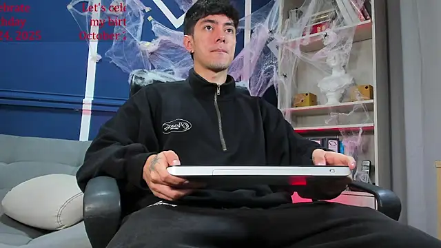 etham wolf  online show from October 17, 2025, 2:19 pm