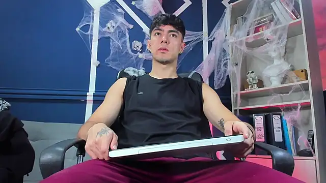 etham wolf  online show from October 22, 2025, 1:21 pm