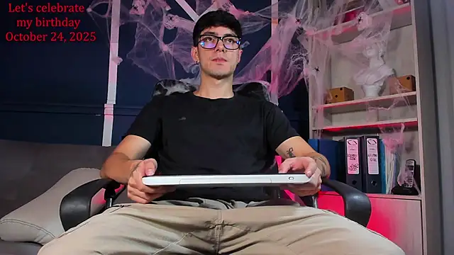 etham wolf  online show from October 16, 2025, 11:18 am