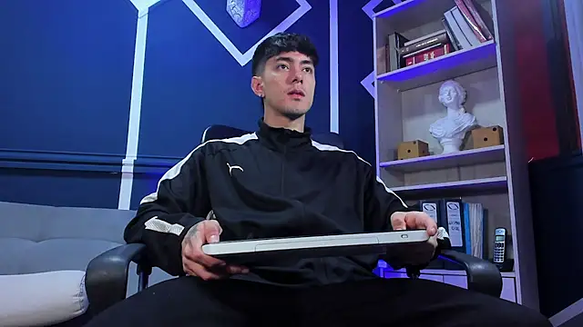 etham wolf  online show from October 7, 2025, 11:22 am