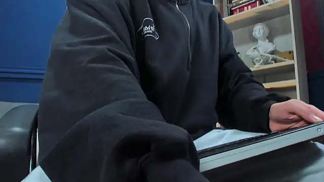 etham wolf  online show from November 8, 2025, 11:03 am