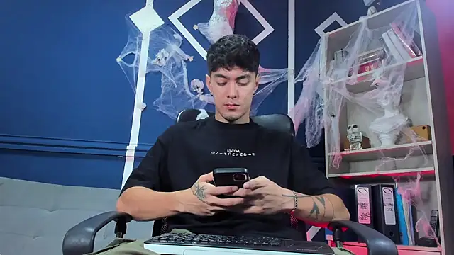 etham wolf  online show from October 24, 2025, 11:31 am