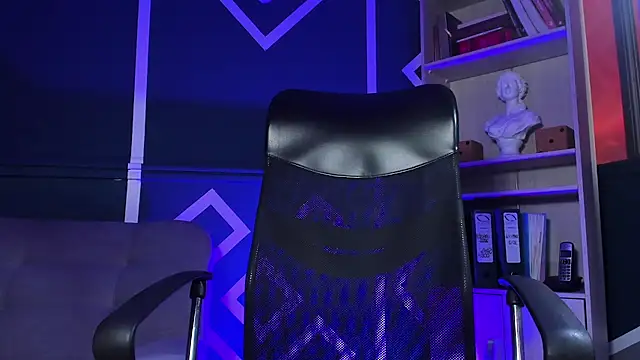 etham wolf  online show from September 12, 2025, 12:27 pm