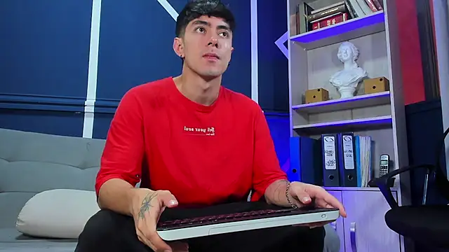 etham wolf  online show from September 27, 2025, 12:33 pm