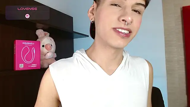 Snapshot of Ezra_Storm chatting on November 8, 2025, 5:33 am Ezra Storm online show from November 8, 2025, 5:33 am