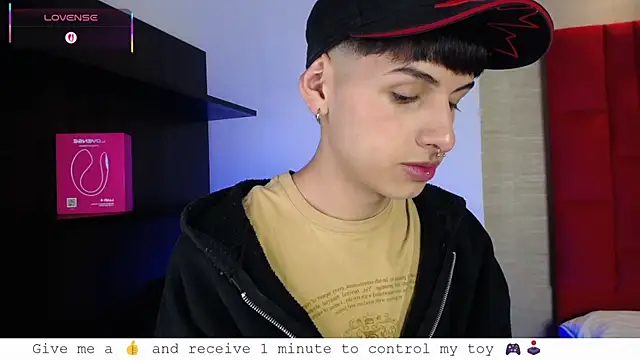 Snapshot of Ezra_Storm chatting on October 4, 2025, 5:20 am Ezra Storm online show from October 4, 2025, 5:20 am