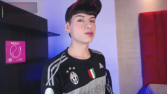 Snapshot of Ezra_Storm chatting on October 21, 2025, 4:56 am Ezra Storm online show from October 21, 2025, 4:56 am