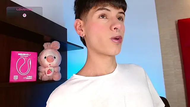 Snapshot of Ezra_Storm chatting on December 2, 2025, 5:20 am Ezra Storm online show from December 2, 2025, 5:20 am