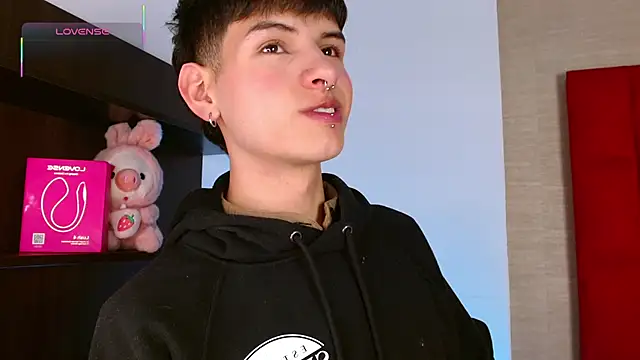 Snapshot of Ezra_Storm chatting on December 4, 2025, 5:39 am Ezra Storm online show from December 4, 2025, 5:39 am