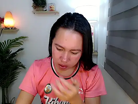 kimbratx online show from November 27, 2025, 4:07 pm