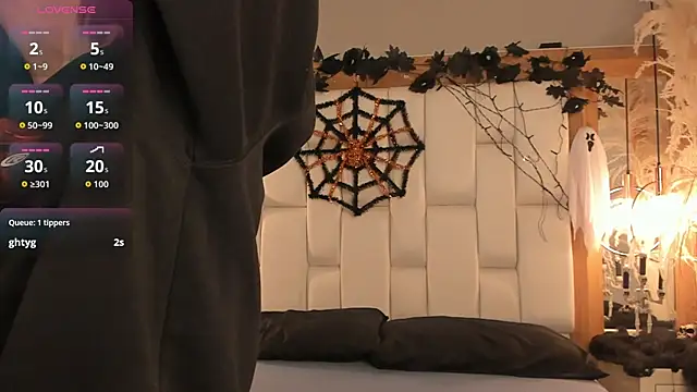 Snapshot of Daphne_And_Roger chatting on October 22, 2025, 11:31 am Daphne And Roger online show from October 22, 2025, 11:31 am