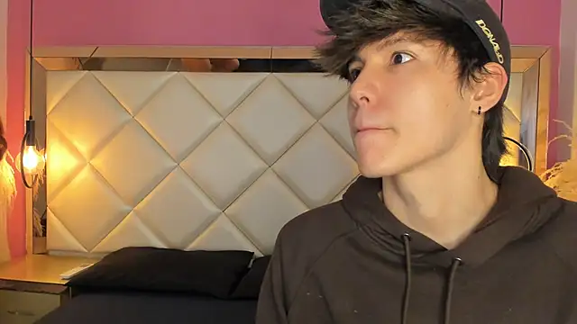 Snapshot of Daphne_And_Roger chatting on September 18, 2025, 11:35 am Daphne And Roger online show from September 18, 2025, 11:35 am