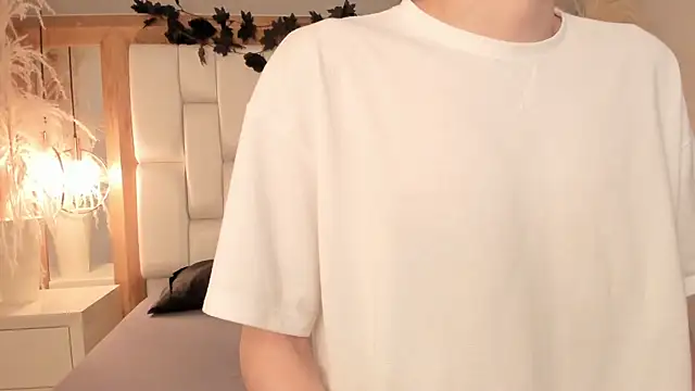 Snapshot of Daphne_And_Roger chatting on November 19, 2025, 11:10 am Daphne And Roger online show from November 19, 2025, 11:10 am