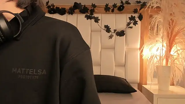 Daphne And Roger online show from December 18, 2025, 11:03 am