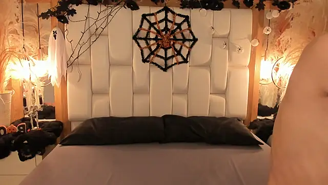 Snapshot of Daphne_And_Roger chatting on October 25, 2025, 11:20 am Daphne And Roger online show from October 25, 2025, 11:20 am