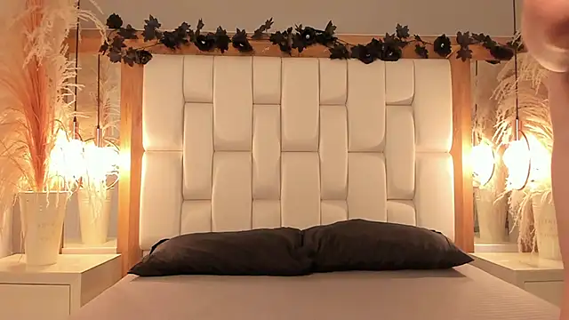 Snapshot of Daphne_And_Roger chatting on November 1, 2025, 1:05 pm Daphne And Roger online show from November 1, 2025, 1:05 pm