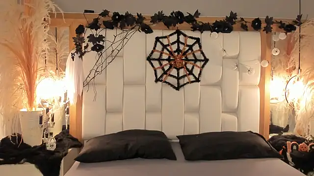 Snapshot of Daphne_And_Roger chatting on October 29, 2025, 11:31 am Daphne And Roger online show from October 29, 2025, 11:31 am