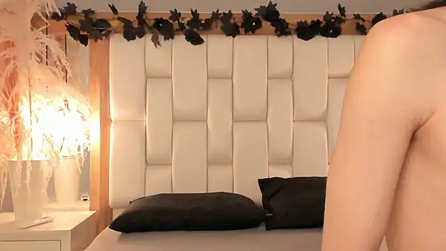 Snapshot of Daphne_And_Roger chatting on December 2, 2025, 11:12 am Daphne And Roger online show from December 2, 2025, 11:12 am