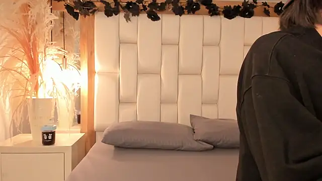 Snapshot of Daphne_And_Roger chatting on December 5, 2025, 11:09 am Daphne And Roger online show from December 5, 2025, 11:09 am