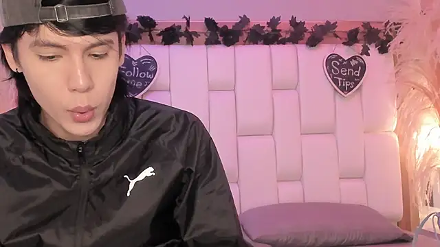 Daphne And Roger online show from April 18, 2026, 11:12 am