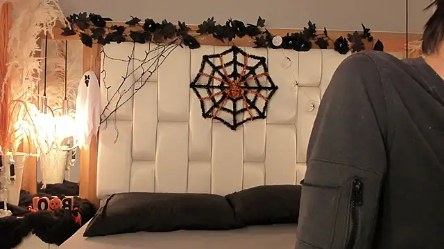 Snapshot of Daphne_And_Roger chatting on October 18, 2025, 11:34 am Daphne And Roger online show from October 18, 2025, 11:34 am