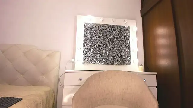 lina quinn online show from September 18, 2025, 2:25 am