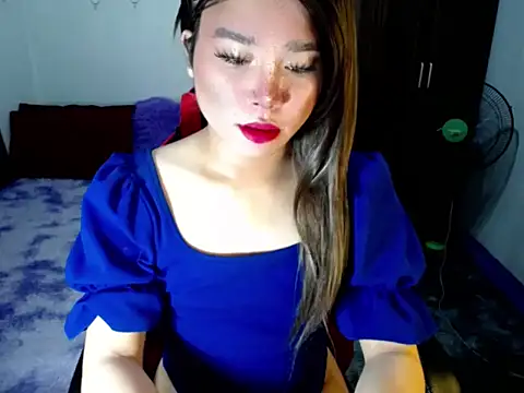 Urassiansweetcummer online show from November 19, 2025, 1:38 am