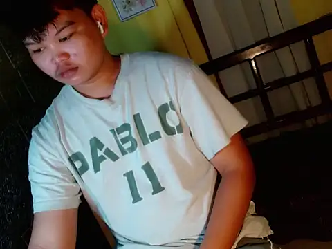 Snapshot of Reynelcock chatting on November 6, 2025, 3:32 am Reynelcock online show from November 6, 2025, 3:32 am